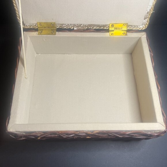 Vintage Woven Wicker & Fabric French Country Scene Trinket Storage Box w/ Tassel - Picture 8 of 10